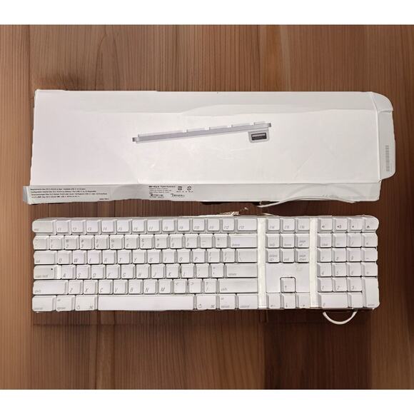 Apple Keyboard MB110LL/A A1243 USB Wired Aluminum w/ Box Mac Full Size - Picture 1 of 6